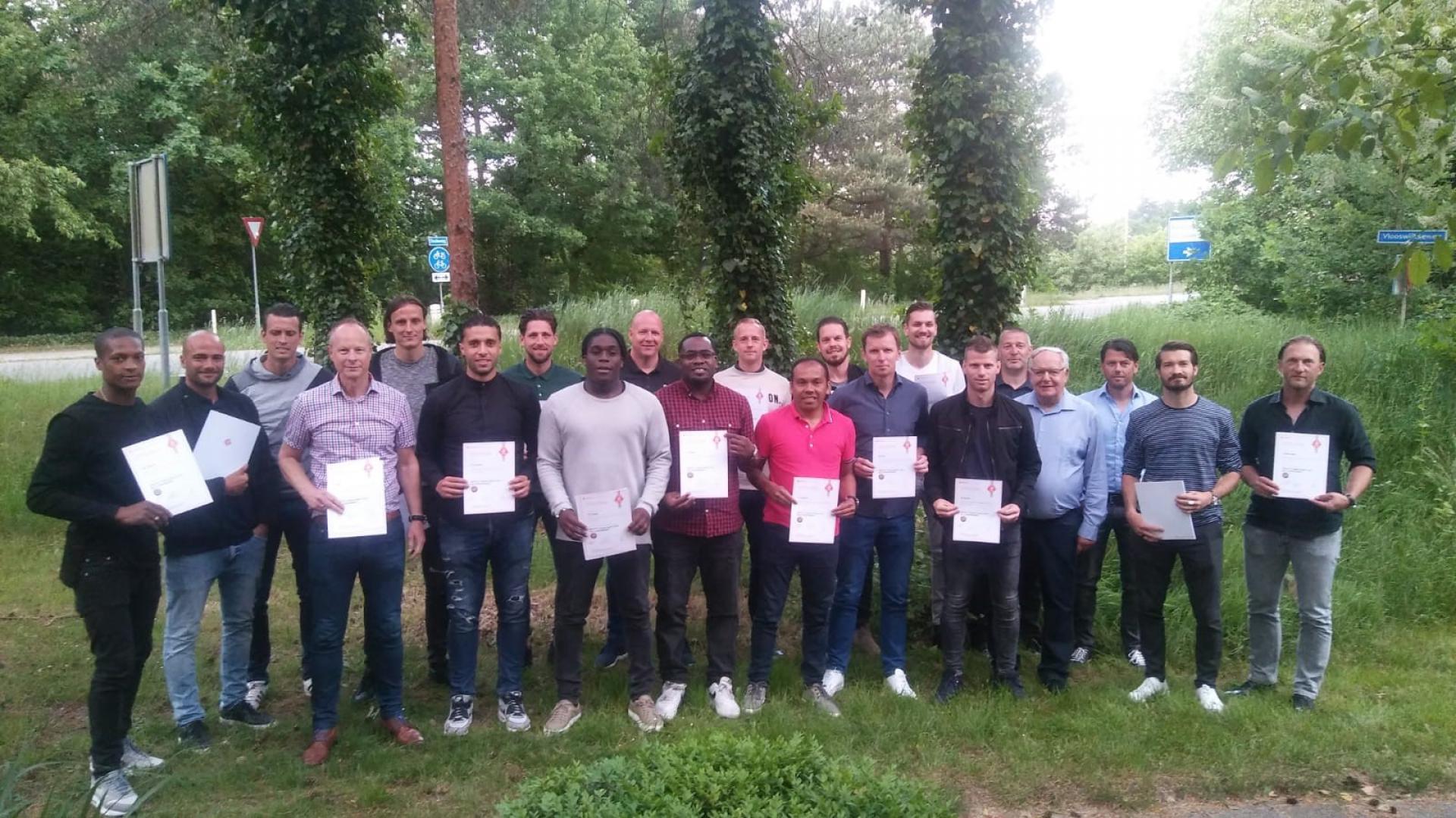 22 (oud-)profs Nemen Diploma UEFA B In Ontvangst | KNVB